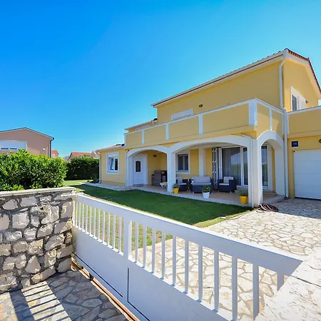 Dominique Apartman *