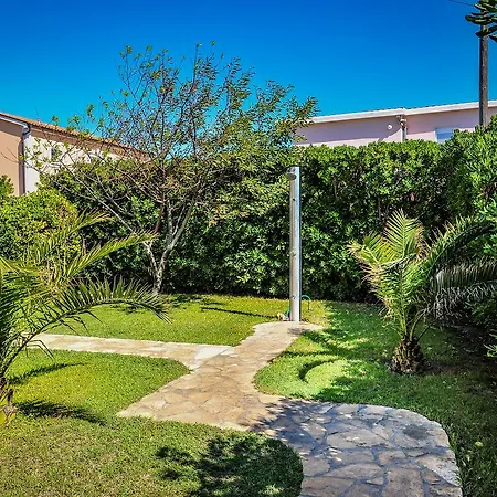 Dominique *